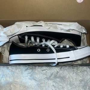 Converse Chuck Taylor’s classic black and white womens 8, men’s 6. Like new